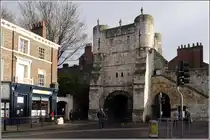 Die Altstadt von York ist noch fast l�ckenlos von der alten Stadtmauer und den alten Stadttoren, Bar genannt, umgeben. Die Stadtbefestigung geht bis auf die R�merzeit zur�ck. Hier: Bootham Bar (14. Jahrhundert) von au�erhalb der Stadtmauern. Es ist eines der vier Haupttore. 15.12.2011
