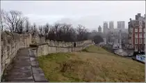 Die Altstadt von York kann man fast komplett auf der alten Stadtmauer umrunden. Die Befestigung Yorks geht bis auf die R�merzeit zur�ck. 15.12.2011