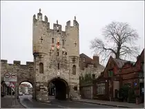 Die Altstadt von York ist noch fast l�ckenlos von der alten Stadtmauer und den alten Stadttoren, Bar genannt, umgeben. Die Stadtbefestigung geht bis auf die R�merzeit zur�ck. Hier: Micklegate Bar (14. Jahrhundert) von au�erhalb der Stadtmauern. Es ist eines der vier Haupttore. 16.12.2011