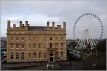 Vor dem Royal York Hotel, dessen Schmalseite hier zu sehen ist, wurde das York Wheel errichtet. Am 15.12.2011 lief noch der Probebetrieb.