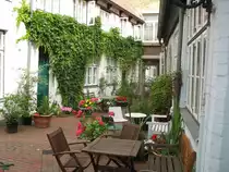 Einer der vielen  Durchg�nge  zwischen zwei Altstadtstra�en. Es gibt in L�beck viele von solchen  G�ngen , die sehr liebevoll von den dortigen Anwohnern gepflegt werden. R�cksichtsvolle Besucher sind immer herzlich willkommen... 
Aufnahmedatum: Morgens am 10.7.2008