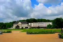 L�beck-Travem�nde, Br�gmanngarten.
Der Blick geht zum ehemaligen Kurhaus, das heute mit dem neuen Arosa-Hotel verbunden ist... Aufgenommen:24.5.2006