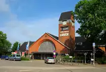 L�beck-Travem�nde Strand hei�t der  Strandbahnhof . Es ist neben dem Hafenbahnhof
und dem Haltepunkt am Skandinavienkai der  Sackbahnhof  als Endhaltepunkt. Die gro�en Ziffern unter der Uhr, kann man vom Strand aus sehen und weiss somit, wann der n�chste Zug in Richtung Hamburg / L�beck abf�hrt... Aufgenommen:24.5.2006