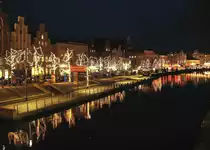 L�beck, an der Obertrave am Abend. Der Weihnachtsmarkt f�r Kinder ist aufgebaut.
Aufgenommen am 01.12.2008