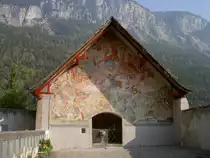 Domat-Ems, Heiliggrabkapelle, ehem. Beinhaus, erbaut 1693 mit fr�hgotischer 
Heiliggrabgruppe aus dem 13. Jahrhundert, an der Front Wandmalerei des j�ngsten 
Gericht von Fridolin Eggert (22.04.2011)