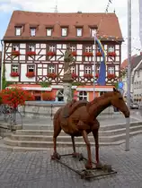 Volkach, Marktplatz mit Madonnenbrunnen und Hotel Behringer, Landkreis Kitzingen 
(11.09.2007)