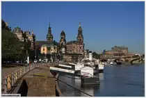 Die weltber�hmte Innenstadtkulisse von Dresden, fotografiert vom Terassenufer am Morgen des 24.05.2011.