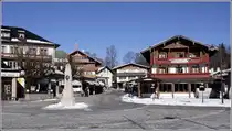 Die Seestra�e im Ortsteil K�nigssee der Gemeinde Sch�nau ist von Hotels und Pensionen ges�umt. 18.01.2012