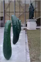 Salzburg. Klassische und moderne Kunst neben dem Rupertinum: Schiller-Denkmal und Gurken. 17.01.2012