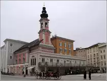 Salzburg. Die St. Michaelskirche ist von mehreren Geb�uden umbaut, im Vordergrund das Caf� Demel. 17.01.2012