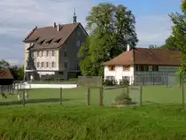 Schloss Oetlishausen bei Hohentannen, erbaut ab 1176, von 1953 bis 2007 Schulheim 
f�r Hauswirtschaftskurse, 2007 verkauft an eine Privatperson (02.10.2010)