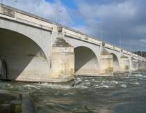 Die Pont Wilson f�hrt �ber der Loire
aus Tours hinaus.