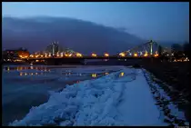 Zahlreiche Eisschollen treiben unter dem Blauen Wunder Richtung Norden. (5.2.2012)