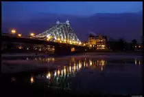 Das Blaue Wunder zu Dresden in der Abendd�mmerung. (5.2.2012)