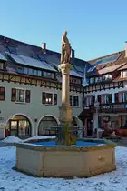 St.Peter im Schwarzwald, der Bertoldsbrunnen wurde 1902 errichtet und zeigt den Z�hringer Herzog, Gr�nder des Ortes im Jahre 1093, Jan.2012