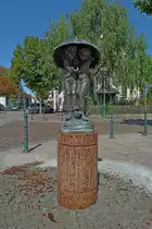 Neuenburg am Rhein,  Kinder unterm Regenschirm , ein Brunnen vom K�nstler Frido Graziani, aufgestellt 1989, Aug.2011