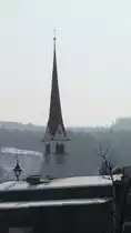 Der Turm der Kirche beim Innsbrucker DEZ am 11.2.2012.