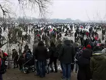 Am Sonntag Nachmittag wurde das Getummel auf der zugefrorenen Au�enalster zunehmend gr��er, Hamburg, 12.02.2012