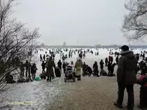 Hamburg am 12.2.2012: zugefrorene Alster, hier der Blick zur Innenstadt (Neudeutsch City), das Alstervergn�gen l�uft.