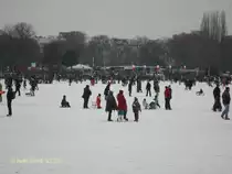 Hamburg am 12.2.2012: zugefrorene Alster, Blick auf das Harvestehuder Ufer mit dem  Alsterdampferanleger F�hrdamm, das Alstervergn�gen l�uft.