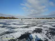 Hamburg am 9.2.2012: zugefrorene Alster, hier der Blick nach Winterhude, noch ohne Alstervergn�gen - f�r Genie�er.