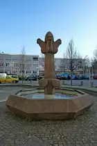 Freiburg im Breisgau, der Bischoffsbrunnen, vom Freiburger K�nstler H.P.Wernet steht seit den 1970er Jahren im Stadtteil Bischofslinde, Jan.2012
