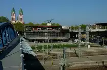 Freiburg im Breisgau, Blick �ber das Bahnhofsgel�nde zum Stadtteil St�hlinger mit der runden Fahrradgarage und der Herz-Jesu-Kirche, Aug.2010  