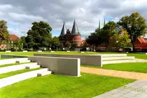 L�beck,  Holstentorblick von der Possehlstrasse mit den  Natursitzpl�tzen  der L�becker Musikschule... Aufgenommen: 21.9.2010 um 11:47 Uhr...