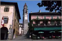Der Turm von San Pietro schaut zwischen den H�usern in Ascona hervor. Scan eines Dias vom Sommer 1979.