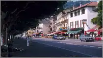 Die Platanen an der Uferpromenade in Ascona bilden im Sommer 1979 ein schattiges Dach. Scan vom Dia.