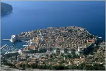 Vom Srd, dem Hausberg Dubrovniks, hat man einen gro�artigen Blick auf die Altstadt, die zum Weltkulturerbe der UNESCO geh�rt. Scan eines Dias aus dem Fr�hjahr 1986.