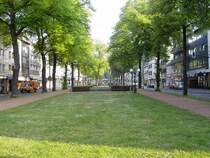 Krefeld Innenstadt: Die  Flaniermeile  Ostwall vom Hbf./S�dwall kommend Richtung Rheinstr. Hier befanden sich fr�her �berwiegend Gesch�fte der gehobenen Klasse - heute mischen sich ebenso leer stehende L�den und D�ner-Buden etc. darunter. Der Ostwall wird au�erdem von allen Krefelder Stra�enbahn-, 2 Rheinbahn U-Bahn- und den meisten Bus-Linien befahren.