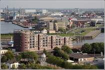 Ein terassenf�rmig angelegtes Wohnhaus f�r  Sehleute  (Architekt: Martin Hecht, Hamburg) in der Geestem�ndung in Bremerhaven mit Blick auf Weser und Fischereihafen (im Hintergrund). In der rechten Bildh�lfte ist das Oberfeuer Geestem�nde und in der linken Bildh�lfte das Oberfeuer Fischereihafen zu sehen. Aufnahmedatum: 28.04.2007