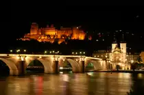 Heidelberg bei Nacht, das Schloss und die alte Br�cke.
So kann man sein Herz an Heidelberg verlieren...
Aufgenommen am 11. Juli 2010.