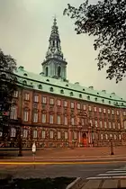 Kopenhagen, Regierungssitz Schlo� Christiansborg im Stadtzentrum, mit dem 106m hohen Turm, Scan von einem 1985 aufgenommenen Dia, M�rz 2012
