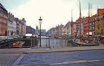 Kopenhagen, der Nyhaven, beliebter Touristenmagnet, Scan von einem 1985 aufgenommenen Dia, M�rz 2012