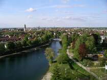 Blick vom Wei�tannenturm �ber die Stadt Kehl.
Im Vordergrund der Altrhein, ein Binnengew�sser in der Stadt, der Rest eines ehemaligen Rheinarms.

25.04.2004 Kehl