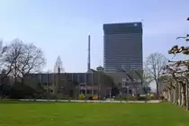 Blick am 24.03.2012 vom Carl-Duisberg-Park in Leverkusen �ber das Bayer-Kasino zum im Abriss befindlichen Bayer-Hochhaus.