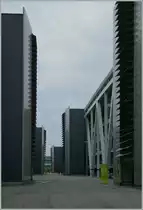 Wie ein pomp�ser Tempel f�rs  heilige Blechle  erscheint das Parkhaus am Stuttgarter Flughafen/Messe.
30. M�rz 2012