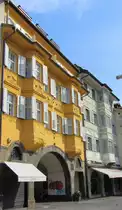 Gelbe Hausfassade mit Laube im Untergescho� am 24.3.2012 in Bozen.