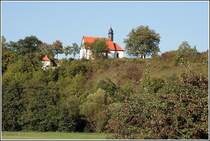 Die Sebastianskapelle bei Nordheim vor der Rh�n. Hier ein Foto von der Stra�e nach Fladungen. Aufnahmedatum: 12.09.2006
