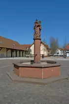 Umkirch im Breisgau, der Marienbrunnen auf dem neugestalteten Gutshofplatz, M�rz 2012