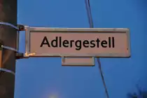 BERLIN, 26.11.2011, lt. Wikipedia mit 11,9 km die l�ngste Stra�e der Stadt. Der Ausdruck „Gestell“ wird f�r die im Wald ausgehauenen Schneisenwege der Forstwirtschaft genutzt. Dieses Stra�enschild wurde beim S-Bahnhof Adlershof fotografiert.