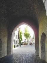 Kempen Altstadt: Dass das Leben hinter der m�chtigen Stadtmauer ganz gut gesch�tzt ablief, l�sst sich auch heute noch beim Passieren des Kuhtors erahnen.