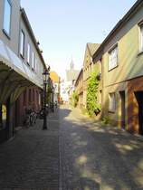 Kempen Altstadt: Zwischen den Gesch�ftsstra�en durchziehen kleine Gassen die Altstadt, die fast vollst�ndig autofrei ist. Zahlreiche Parkpl�tze am Wall sorgen dennoch f�r kurze Wege. Tiefstr., 05.05.2007