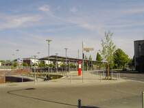 Kempen: Gro�z�gige Abstellm�glichkeit f�r Fahrr�der am Bahnhof. Von hier aus geht es per Zug in 7 Minuten nach Krefeld oder weiter nach D�sseldorf. In die andere Richtung f�hrt man nach Kleve bzw. in Richtung Niederlande. 05.05.2007