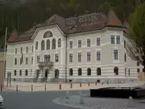 Vaduz, Regierungsgeb�ude, erbaut von 1903 bis 1905 im neubarocken Stil (09.04.2012)