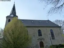 Essen-Kettwig - ev. Kirche, die von einigen sch�nen alten H�usern rund um den Marktplatz umgeben ist (April 2012)
