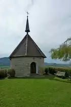 Ehrenstetten, die �lbergkapelle in den Weinbergen �ber dem Ort bietet eine gro�artige Aussicht in die Umgebung, errichtet f�r die Gefallenen des II.Weltkrieges, April 2012 