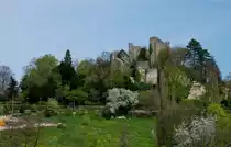 Badenweiler, der Burgberg mit der Ruine der Burg Baden im Fr�hlingskleid, die Burg geht zur�ck auf das Jahr 1080, April 2011
